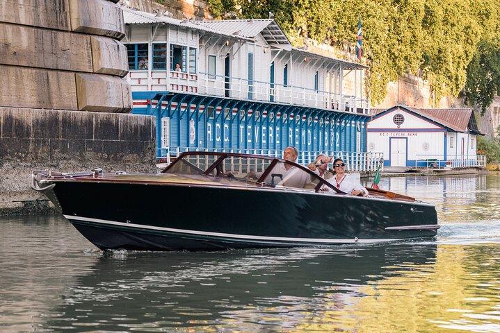 Private Guided History River Tour on a Luxury Boat