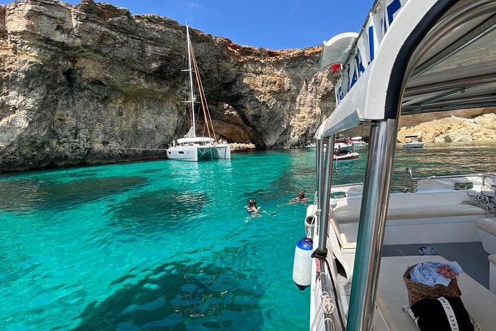 Rund um Comino, Blue & Crystal Lagoon und Caves Halbtagesausflug