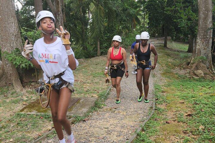 Ziplining e Dunn's River cai Combo de Montego Bay.