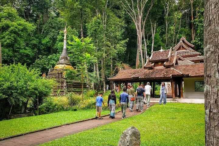 Hoteller i nærheden af Wat Pha Lat, Hmong Village Tour (Comfort Van)