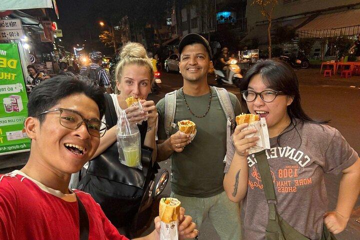 Esplora 12- Saigon Street Foods con la tua guida Ao Dai