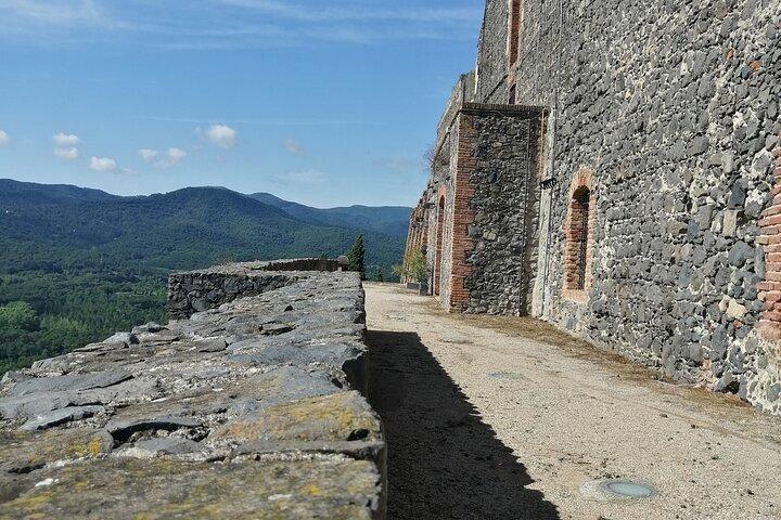Girona Castell Hostalric e Roca Village Tour saindo de Palamos