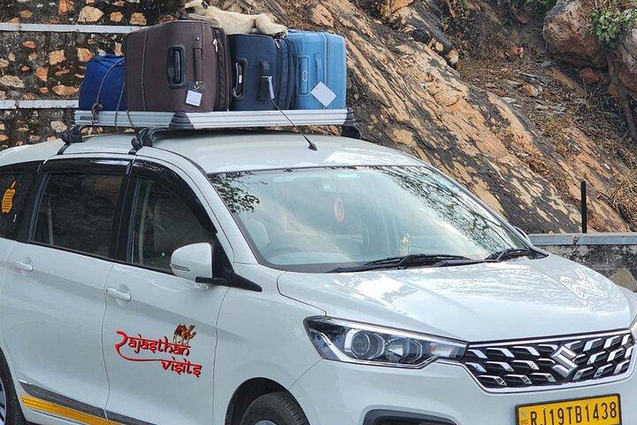 プライベート片道送迎:ジョードプルからジャイプルまで交流車で移動