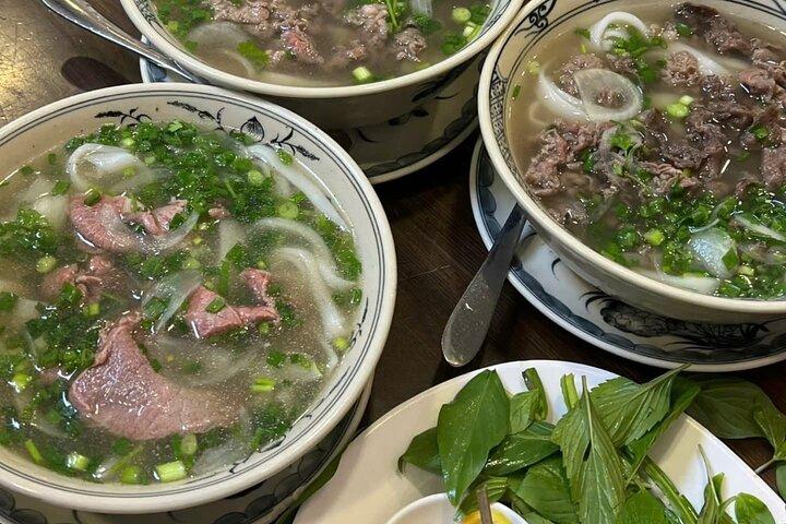 Esplora 12- Saigon Street Foods con la tua guida Ao Dai