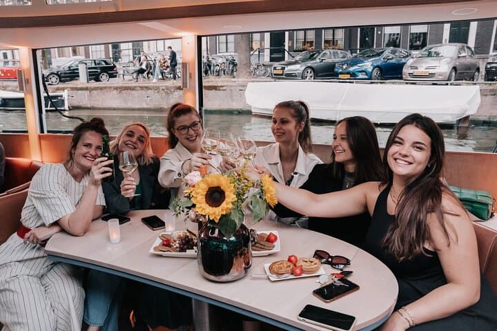 Amsterdam Highlights - Group Cruise with Apple Pie, 2 Drinks
