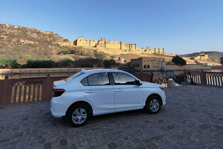 Agra nach Neu-Delhi Einweg-Privatchauffeur-Service