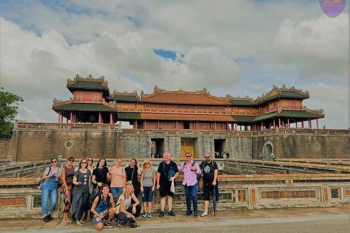 Entdecken Sie Hue Ancient Capital Tour mit Kaiserstadt, Königsgräbern