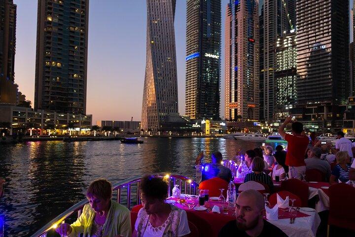 Dubai Marina Dhow Cruise Dinner com música ao vivo