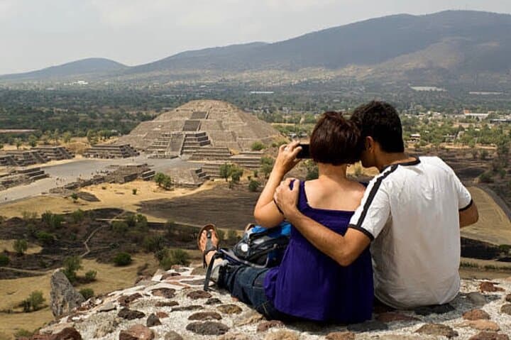 Guided Tour in Teotihuacan with Cave Breakfast and Transportation