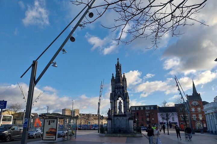 ウイスキーテイスティング体験付きコークシティウォーキングツアー