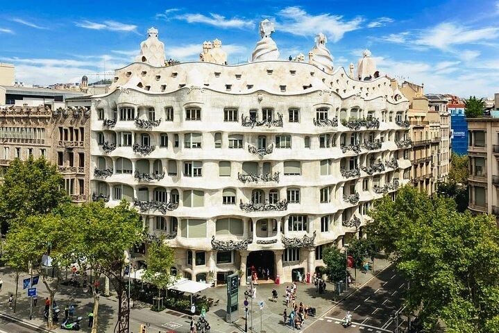 Casa Milà by Gaudí : Visite à pied architecturale