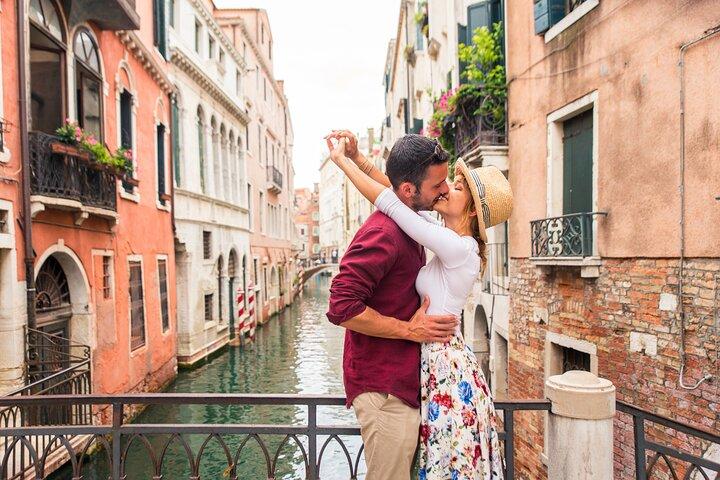 Romantic Photoshoot in Magical Venice