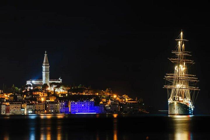 Private nächtliche Luxus-Schnellboottour durch Rovinj mit Wein