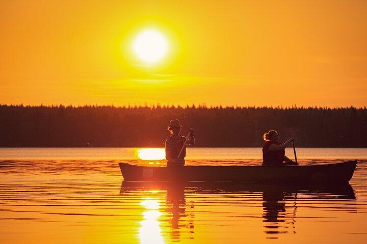 Canoë sous le soleil de minuit