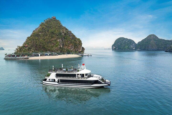 ハノイ発ハロン湾日帰りクルーズ-バイキング、カヤック、サンセットパーティー