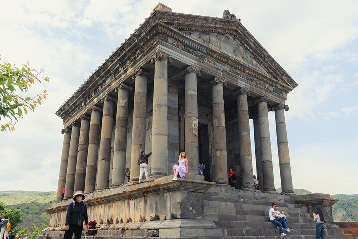 エレバンから:ガルニ寺院とゲガルド:歴史日帰りツアー