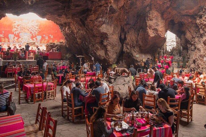 メキシコシティのテオティワカン・ピラミッドのプライベートツアーと洞窟での朝食