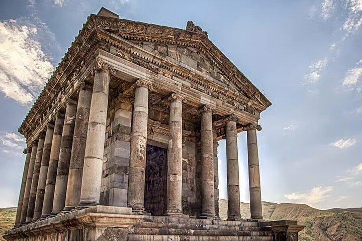 Privé Heilige Dag Geghard Echoes Heidense Tempel en Lavash