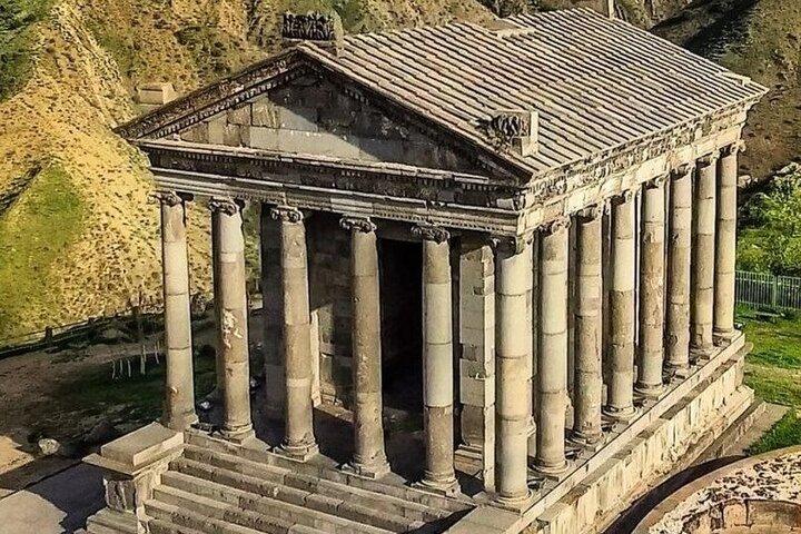 Privé Heilige Dag Geghard Echoes Heidense Tempel en Lavash