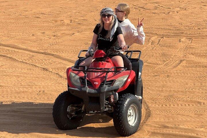 Gemeinsame Dubai Desert Safari Tour mit Quad Bike Experience