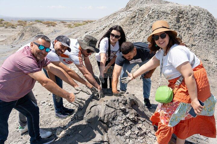 Bakoe : Gobustan Begeleide Tour met Offroad Mud vulkanen - Privé