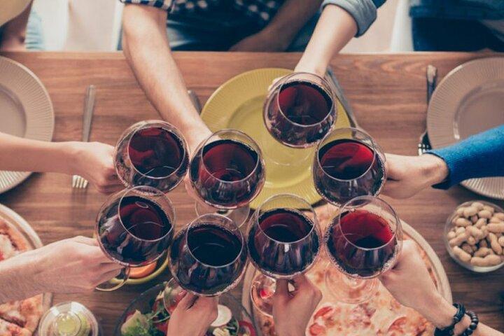 Piemontesisches Abendessen mit lokaler Weinprobe in einer Weinbar