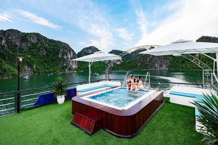 Croisière d'une journée 5 étoiles à Halong : Buffet, Kayak & Jacuzzi
