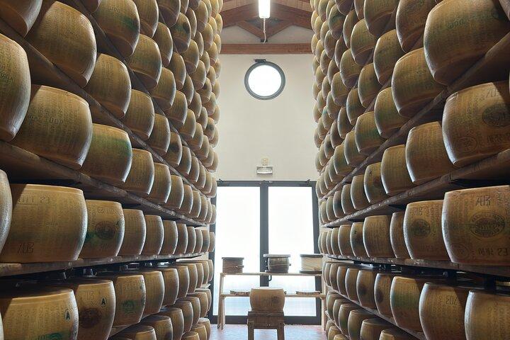Parmezaanse kaas, balsamico en Ferrari met middagwandeling door Bologna