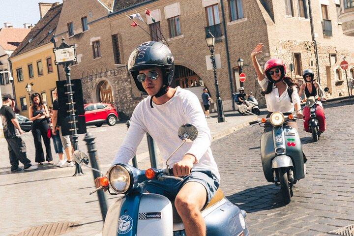 Vintage Sightseeing Scooter Tour durch Budapest