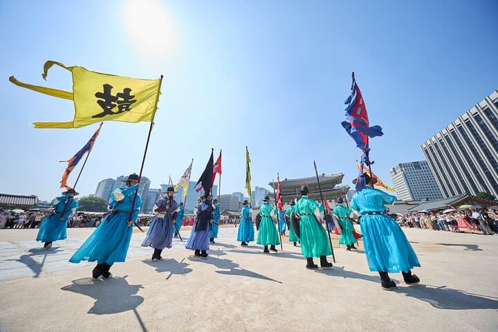 Seoul Royal Palace,Bukchon Hanok Village & Gwangjang Market Feast