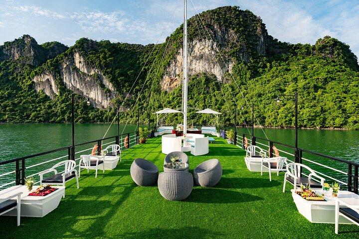 Croisière d'une journée 5 étoiles à Halong : Buffet, Kayak & Jacuzzi