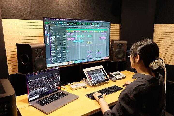 Gesangsaufnahme im Studio eines K-POP Produzenten