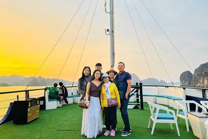 Halong Bay Day Tour by 5 - Stjernekruise, Buffet, Grotter, Jacuzzi Pool