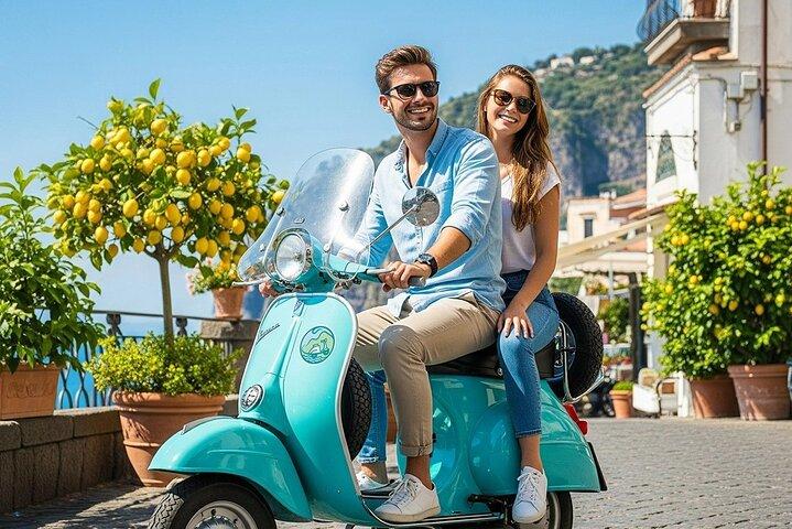 Tour privado de Vespa pela Costa Amalfitana com guia de áudio e motorista