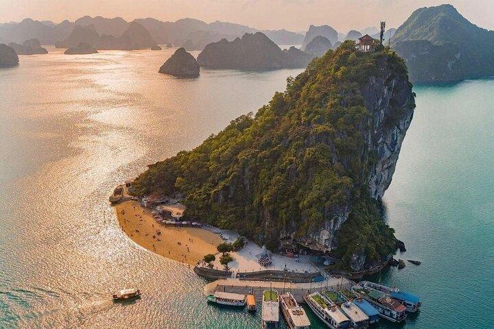 Halong Bay Exploration via Vina Cruise fra Hanoi