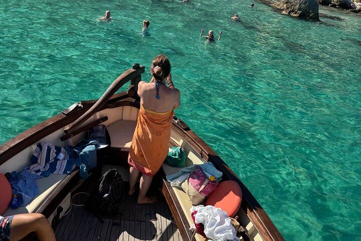 Cagliari-bådtur: 5 svømmestop, snorkling og sardinsk aperitif