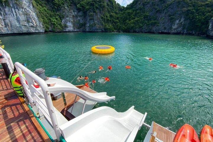 Premium Katamaran Tagestour nach Halong & Lan Ha Bay von Hanoi
