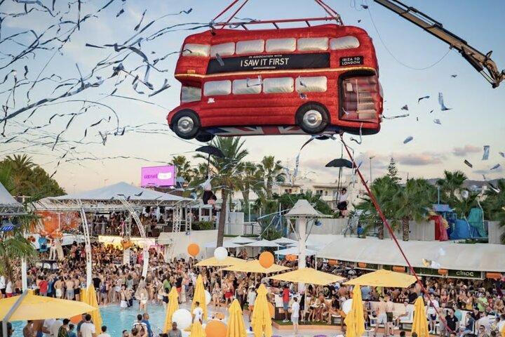 Ibiza Pool Crawl com o praia e bar aberto
