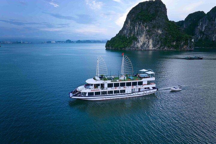 Dagcruise Halong Bay: Jacuzzi, lunch, grot, kajak en zonsondergangfeest