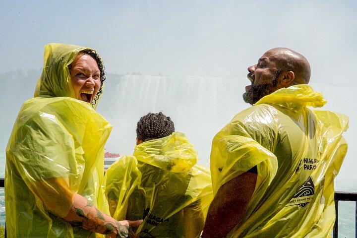 Niagarafälle-Tour mit Reise hinter die Fälle und Bootsfahrt