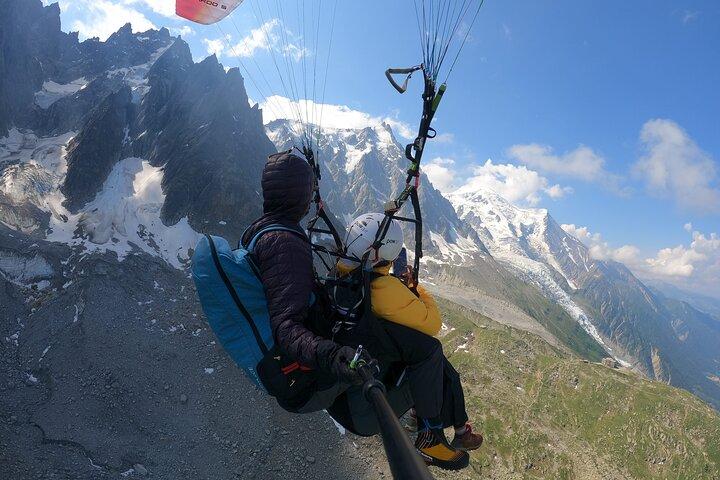 Gleitschirmflug vor dem Mont Blanc