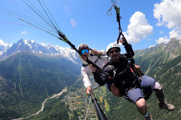 Gleitschirmflug vor dem Mont Blanc