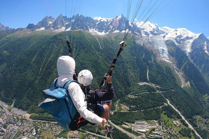 Gleitschirmflug vor dem Mont Blanc