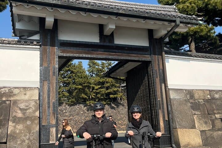 Tokyo: E-scooter Ride around the Imperial Palace