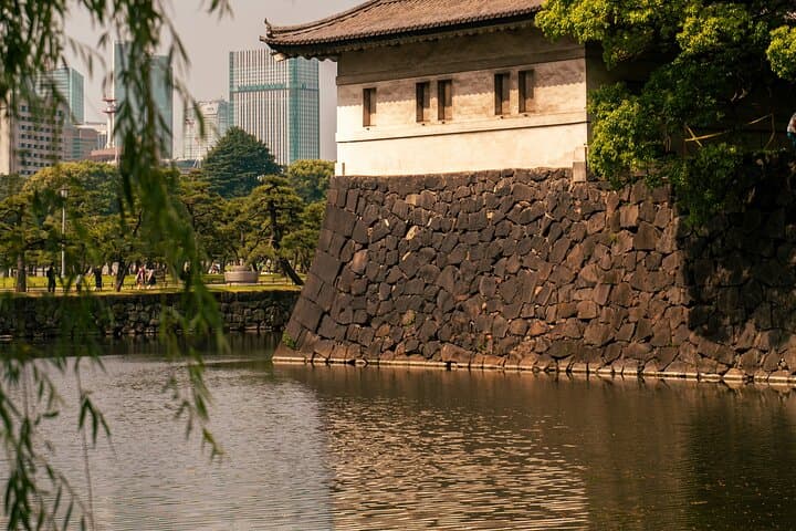 From the Imperial Palace to Odaiba : Time travel to Tokyo