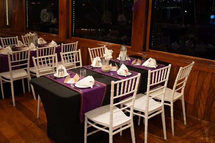 Dubaï Marina Dhow Cruise avec dîner épicé indien et spectacle de lumière