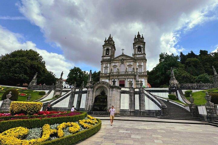 Private Premium Tour Braga & Guimarães, Almoço, Oferta de garrafa de vinho
