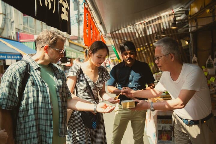 Tokyo Tsukiji Fish Market Food Walking Tour with 5 Tastings
