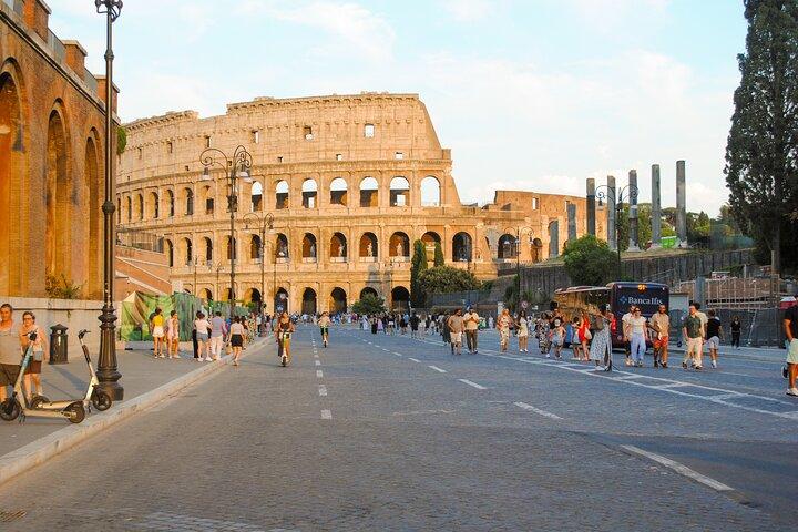 Rome Colosseum Exterior Sunset Walk com Vídeo Souvenir & Fotos
