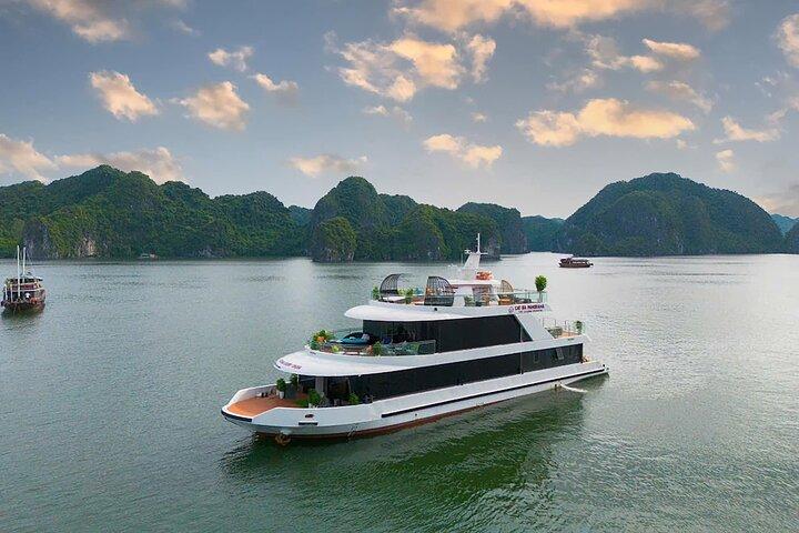 CatBa: Lan Ha Bay Sunset em um cruzeiro de luxo D'Charme